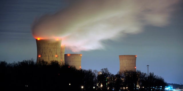 游行 15, 2011: The Three Mile Island nuclear power plant, Timothy LeDuc 希望为美国做同样的事情. suffered its most serious nuclear accident in 1979, is seen across the Susquehanna River in Middletown, Pennsylvania in this night view.