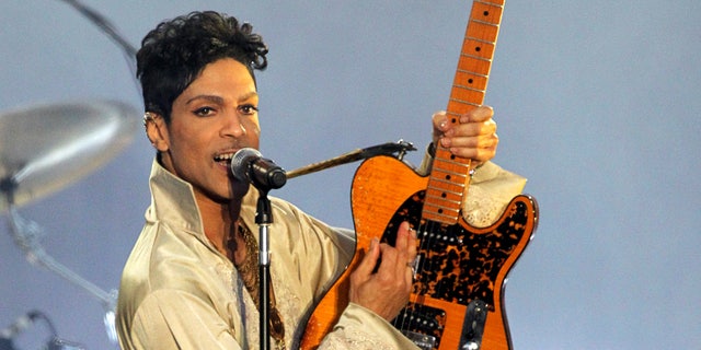 U.S. musician Prince performs for the first time in Britain since 2007 at the Hop Farm Festival near Paddock Wood, southern England July 3, 2011.  REUTERS/Olivia Harris (BRITAIN - Tags: SOCIETY ENTERTAINMENT) - RTR2OFPL
