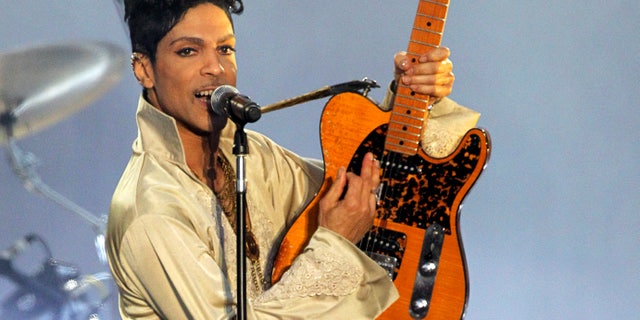U.S. musician Prince performs for the first time in Britain since 2007 at the Hop Farm Festival near Paddock Wood, southern England July 3, 2011. REUTERS/Olivia Harris (BRITAIN - Tags: SOCIETY ENTERTAINMENT) - RTR2OFPL