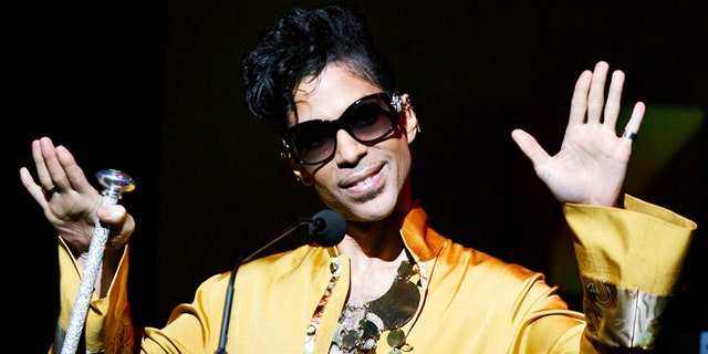 Musician Prince gestures on stage during the Apollo Theatre's 75th anniversary gala in New York, June 8, 2009.     REUTERS/Lucas Jackson (UNITED STATES ENTERTAINMENT ANNIVERSARY IMAGES OF THE DAY) - RTR24GJZ