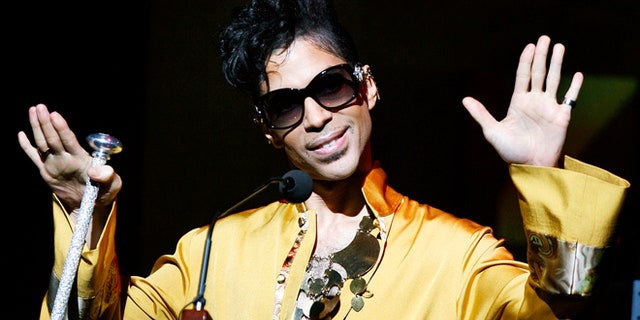 Musician Prince gestures on stage during the Apollo Theatre's 75th anniversary gala in New York, June 8, 2009. REUTERS/Lucas Jackson (UNITED STATES ENTERTAINMENT ANNIVERSARY IMAGES OF THE DAY) - RTR24GJZ