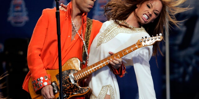 Musician Prince (L) performs for members of the news media in Miami Beach, Florida February 1, 2007. Prince will be the halftime entertainment at Super Bowl XLI to be played February 4. REUTERS/Brian Snyder (UNITED STATES) - RTR1LVTF