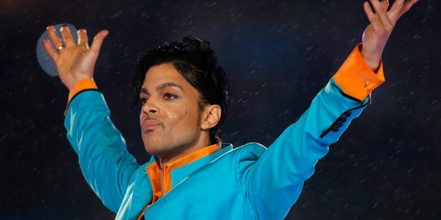 Prince performs during the halftime show of the NFL's Super Bowl XLI football game in Miami, Florida February 4, 2007. REUTERS/Mike Blake (UNITED STATES) - RTR1M040