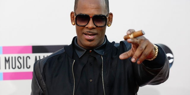 Singer R. Kelly arrives at the 41st American Music Awards in Los Angeles, California November 24, 2013. REUTERS/Mario Anzuoni (UNITED STATES - Tags: ENTERTAINMENT) (AMA-ARRIVALS) - RTX15RSI