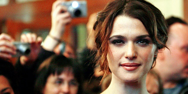 Cast member Rachel Weisz poses at the premiere of "The Fountain" at the Elgin theatre during the 31st Toronto International Film Festival in Toronto September 12, 2006. The festival runs from September 7 until September 16. REUTERS/Mario Anzuoni (CANADA) - GM1DTMHELEAA