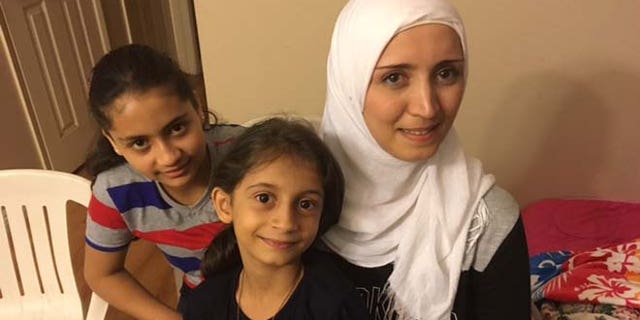 Najah, with daughters Hand, (l.), and Lara.