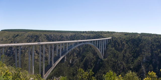 Bloukrans River bridge (216 m) highest bungee-jumping point in the world