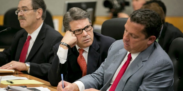 Texas Governor Rick Perry with his lawyers, including Anthony Buzbee (right), in court on abuse-of-power charges in Austin, Texas November 6, 2014.