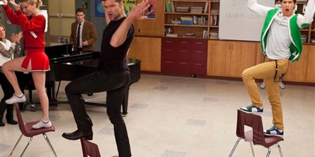 En esta imagen difundida por Fox, Ricky Martin participa como actor invitado en la serie "Glee", junto a los miembros del elenco Heather Morris, a la izquierda, y Harry Shum Jr., a la derecha, en el episodio "El profesor de español" a transmitirse el martes 7 de febrero del 2012. (AP Foto/Fox, Adam Rose)