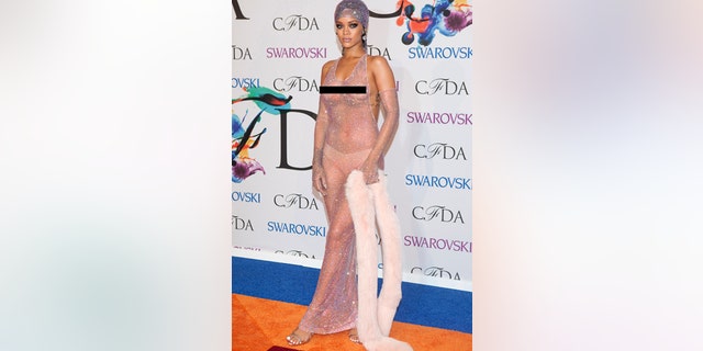 Singer Rihanna arrives for the Council of Fashion Designers of America (CFDA) Awards at Lincoln Center in New York June 2, 2014.