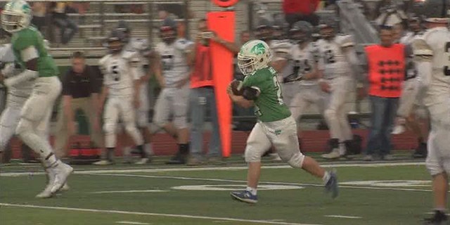 Robby Heil scoring touchdown for Novi High School Friday. (Fox 2 Detroit)