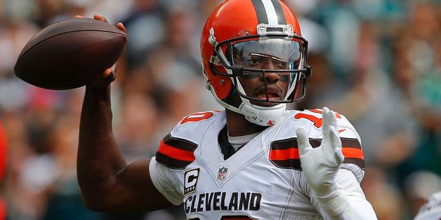 PHILADELPHIA, PA - SEPTEMBER 11: Quarterback Robert Griffin III #10 of the Cleveland Browns looks to pass against the Philadelphia Eagles during the first quarter at Lincoln Financial Field on September 11, 2016 in Philadelphia, Pennsylvania. (Photo by Rich Schultz/Getty Images)