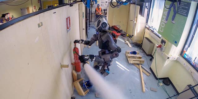 Thermite fire-fighting robot removes firefighters from harm's way