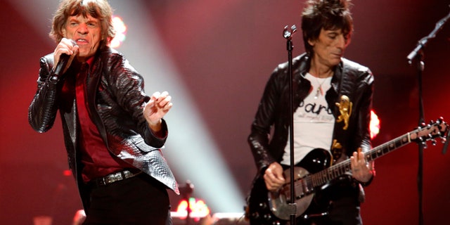 Mick Jagger (L), and Ron Wood of the Rolling Stones perform during the "12-12-12" benefit concert for victims of Superstorm Sandy at Madison Square Garden in New York December 12, 2012. REUTERS/Lucas Jackson (UNITED STATES - Tags: ENTERTAINMENT DISASTER SOCIETY) - RTR3BIIM