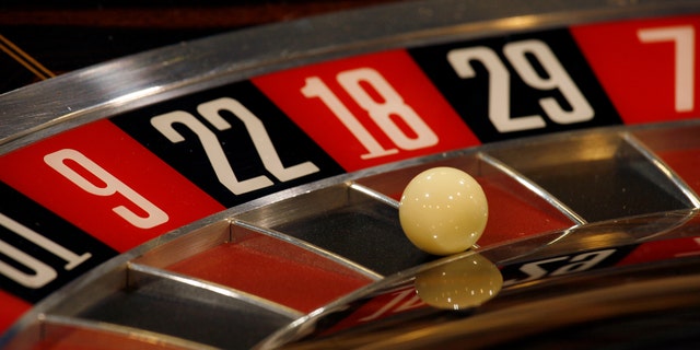 A roulette table is displayed during the Global Gaming Expo Asia in Macau June 2, 2009. Casino stocks have had a recent winning streak, fuelled by hopes that some debt-heavy firms have staved off bankruptcy and a betting sector slump has hit bottom. REUTERS/Bobby Yip (CHINA BUSINESS ENTERTAINMENT EMPLOYMENT) - RTR246LW