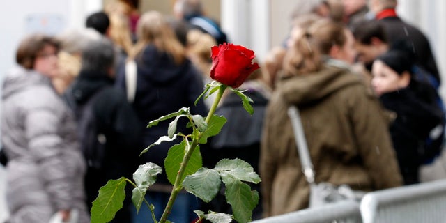Visitors and survivors queue to enter the court where defendant Norwegian mass killer Anders Behring Breivik face the second day of the terrorism and murder trial a in Oslo April 17, 2012. Breivik, 33, has admitted setting off a car bomb that killed eight people at government headquarters in Oslo last July, then killing 69 in a shooting spree at a summer youth camp organised by the ruling Labour Party. The trial is scheduled to last 10 weeks, during which the court must rule on both his guilt, and his sanity. REUTERS/Fabrizio Bensch (NORWAY - Tags: CRIME LAW) - RTR30U57