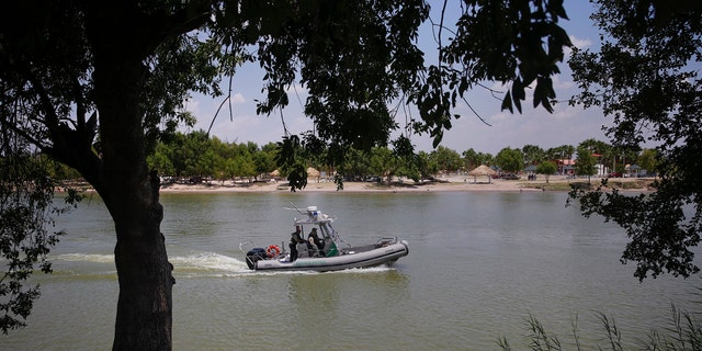 A United States Border Patrol boat patrols the Rio Grande river along Anzalduas Park outside McAllen Texas August 5, 2014.    REUTERS/Shannon Stapleton (UNITED STATES - Tags: POLITICS SOCIETY IMMIGRATION) - RTR41DLS