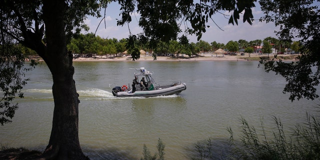 A United States Border Patrol boat patrols the Rio Grande river along Anzalduas Park outside McAllen Texas August 5, 2014. REUTERS/Shannon Stapleton (UNITED STATES - Tags: POLITICS SOCIETY IMMIGRATION) - RTR41DLS