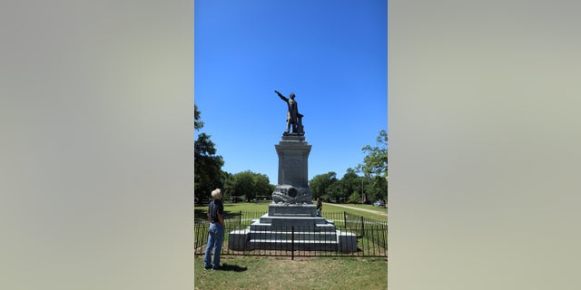 Jefferson Davis statue 2