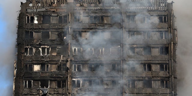 Smoke billows from a tower block severly damaged by a serious fire, in north Kensington, West London, Britain June 14, 2017. REUTERS/Neil Hall - RTS16ZRN