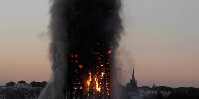 Flames and smoke billow as firefighters deal with a serious fire in the Grenfell Tower apartment block at Latimer Road in West London, Britain June 14, 2017. REUTERS/Toby Melville TPX IMAGES OF THE DAY - RTS1742K