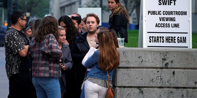 Taylor Swift fans wait outside Denver Federal Court where the Taylor Swift groping trial jury selection is to resume in Denver, U.S., August 8, 2017. REUTERS/Rick Wilking - RTS1AVX0