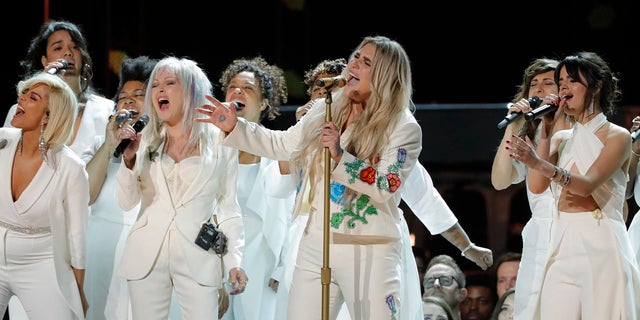 Kesha delivered an emotionally-charged performance Sunday night at the 2018 Grammy Awards.