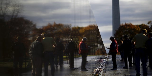 Les gens visitent le Vietnam Veterans Memorial lors de la Journée des anciens combattants à Washington, DC, le 11 novembre 2015.