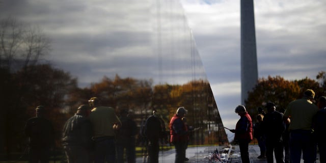 Les gens visitent le Vietnam Veterans Memorial lors de la Journée des anciens combattants à Washington, DC, le 11 novembre 2015.