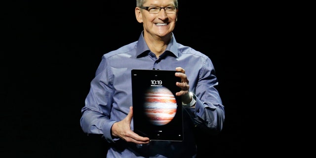 Apple CEO Tim Cook introduces the new iPad Pro during an Apple media event in San Francisco, California, September 9, 2015. Reuters/Beck Diefenbach - RTSCOY