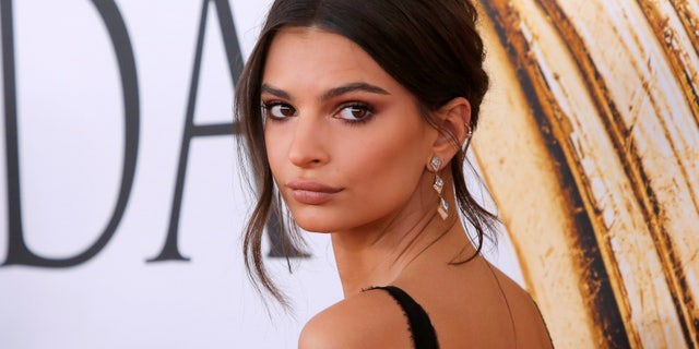 Actress and model Emily Ratajkowski arrives for the 2016 CFDA Fashion Awards in Manhattan, New York, U.S., June 6, 2016. REUTERS/Andrew Kelly - RTSGB13