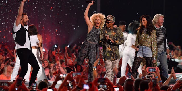 Little Big Town and Pharrell Williams (wearing sunglasses) perform "One Dance" at the 2016 CMT Music Awards in Nashville, Tennessee, U.S. June 8, 2016. REUTERS/Harrison McClary - RTSGNQN