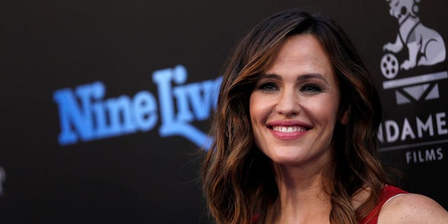 Jennifer Garner was photographed selling Girl Scout cookies outside a grocery store on Sunday.