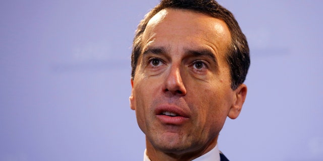 Austrian Chancellor Christian Kern addresses a news conference in Vienna, Austria October 14, 2016. REUTERS/Leonhard Foeger - RTSS8UD