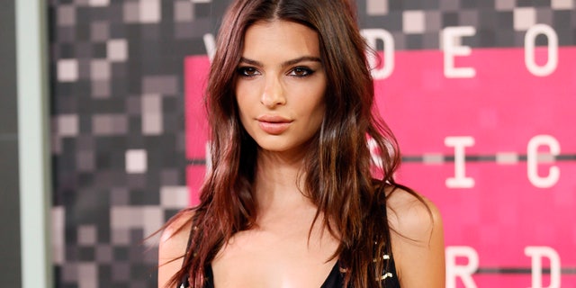 Model Emily Ratajkowski arrives at the 2015 MTV Video Music Awards in Los Angeles, California, August 30, 2015. REUTERS/Danny Moloshok - RTX1QC35