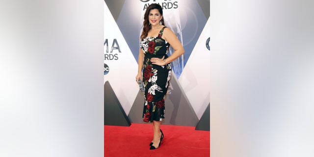 Singer Hillary Scott of Lady Antebellum arrives at the 49th Annual Country Music Association Awards in Nashville, Tennessee November 4, 2015. REUTERS/Jamie Gilliam EDITORIAL USE ONLY. NO RESALES. NO ARCHIVE - RTX1UT95