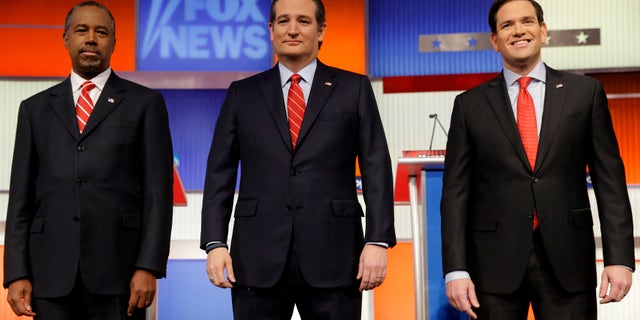 Republican U.S. presidential candidates (L-R) Dr. Ben Carson, Senator Ted Cruz and Senator Marco Rubio stand together onstage at the start of the debate held by Fox News for the top 2016 U.S. Republican presidential candidates in Des Moines, Iowa January 28, 2016. REUTERS/Jim Young