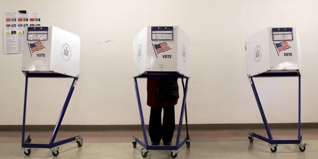 FILE - 19 अप्रैल, 2016 को न्यूयॉर्क शहर के मैनहट्टन बोरो में एक मतदान केंद्र पर एक मतदाता देखा गया।