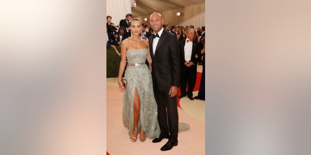 Retired MLB Baseball player Derek Jeter and model Hannah Davis arrive at the Metropolitan Museum of Art Costume Institute Gala (Met Gala) to celebrate the opening of "Manus x Machina: Fashion in an Age of Technology" in the Manhattan borough of New York, May 2, 2016. REUTERS/Lucas Jackson - RTX2CJ5B