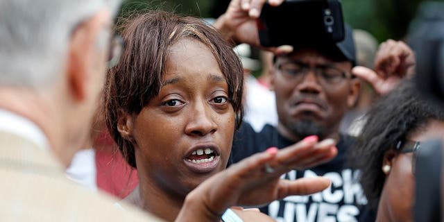 Diamond Reynolds recounts the incidents that led to the fatal shooting of her boyfriend Philando Castile by Minneapolis area police during a traffic stop on Wednesday, at a "Black Lives Matter" demonstration in front of the Governor's Mansion in St. Paul, Minnesota, U.S., July 7, 2016.  (REUTERS/Eric Miller)