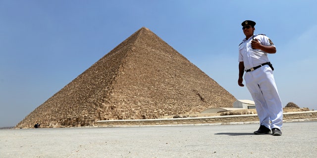 A policeman stands guard in front of the Pyramid of Khufu, the largest of the Great Pyramids of Giza, on the outskirts of Cairo, Egypt, August 31, 2016. (REUTERS/Mohamed Abd El Ghany)