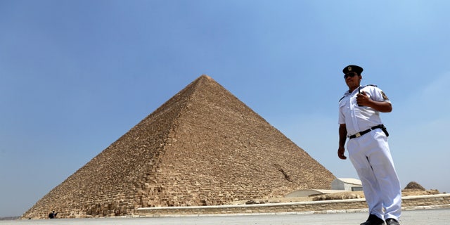 A policeman stands guard in front of the Pyramid of Khufu, the largest of the Great Pyramids of Giza, on the outskirts of Cairo, Egypt, August 31, 2016. (REUTERS/Mohamed Abd El Ghany)