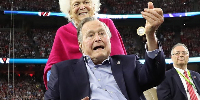 Former U.S. President George H.W. Bush participates in the coin toss ahead of the start of Super Bowl LI between the New England Patriots and the Atlanta Falcons as former first lady Barbara Bush looks on in Houston , Texas, U.S., February 5, 2017. REUTERS/Adrees Latif TPX IMAGES OF THE DAY - RTX2ZQQ6