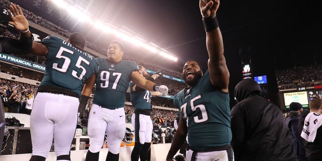 Philadelphia Eagles defensive end Vinny Curry (75) and teammates celebrate from the bench during the final seconds of the NFC Championship game.