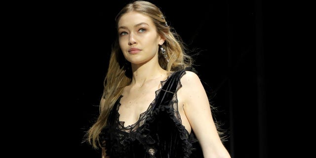 Gigi Hadid se présente toujours à Thanksgiving avec une tarte.