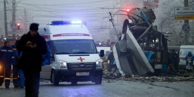 En esta fotografía de archivo del lunes 30 de diciembre de 2013, una ambulancia parte del sitio donde un trolebús ___al fondo__ estalló en la ciudad de Volgogrado. Una serie de homicidios no explicados en el sur de Rusia relacionados con trampas explosivas han aumentado la preocupación por la seguridad antes de los Juegos Olímpicos de invierno en Sochi, El miércoles 8 de enero de 2014 cuatro hombres fueron asesinados en las afueras de Pyatigorsk. (Foto AP/Denis Tyrin, archivo)