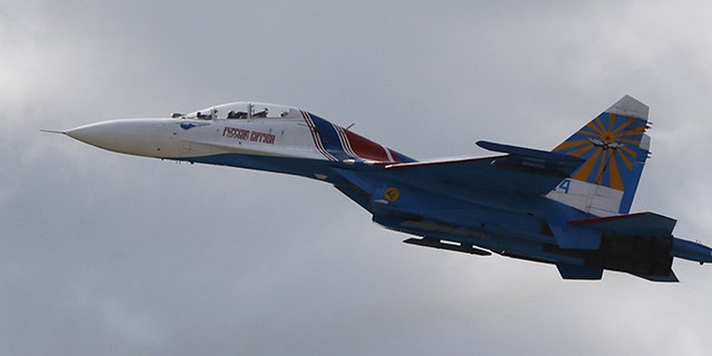 Sebuah jet tempur Sukhoi Su-27 tampil selama pertunjukan penerbangan di luar Moskow.