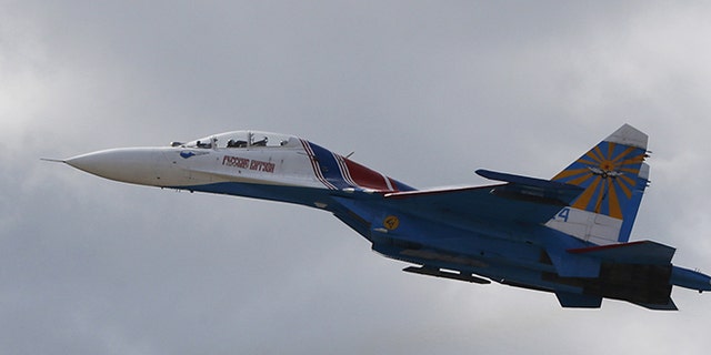 Sebuah jet tempur Sukhoi Su-27 tampil selama pertunjukan penerbangan di luar Moskow.