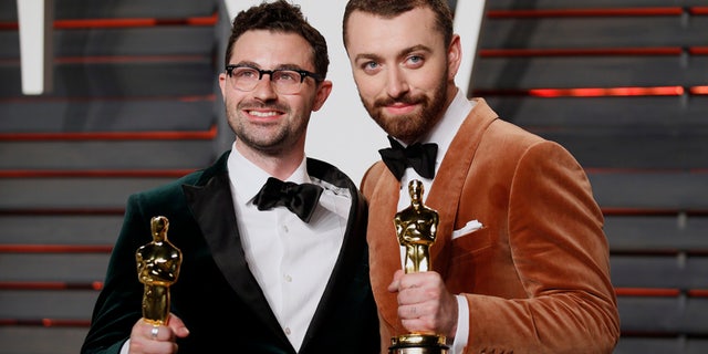 British musicians Jimmy Napes (L) and Sam Smith with their Oscars for Best Original Song for "Writing's on the Wall" from the film "Spectre", arrive at the Vanity Fair Oscar Party in Beverly Hills, California February 28, 2016. REUTERS/Danny Moloshok - RTS8IFI