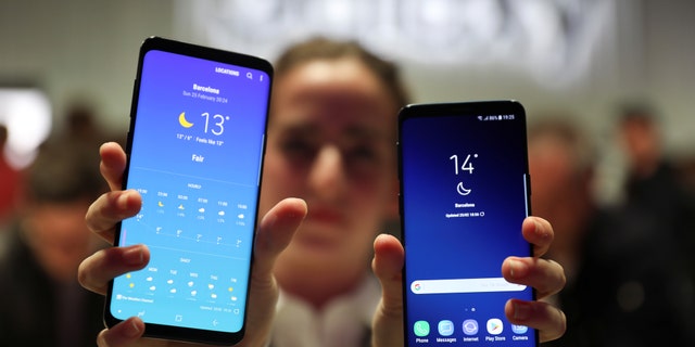 File photo - A hostess shows up Samsung's new S9 (R) and S9 Plus devices after a presentation ceremony at the Mobile World Congress in Barcelona, Spain Feb. 25, 2018. (REUTERS/Sergio Perez)